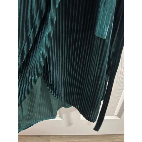 Women's Green Velvet Wrap Dress Size M NWOT retails $30 - Picture 6 of 8